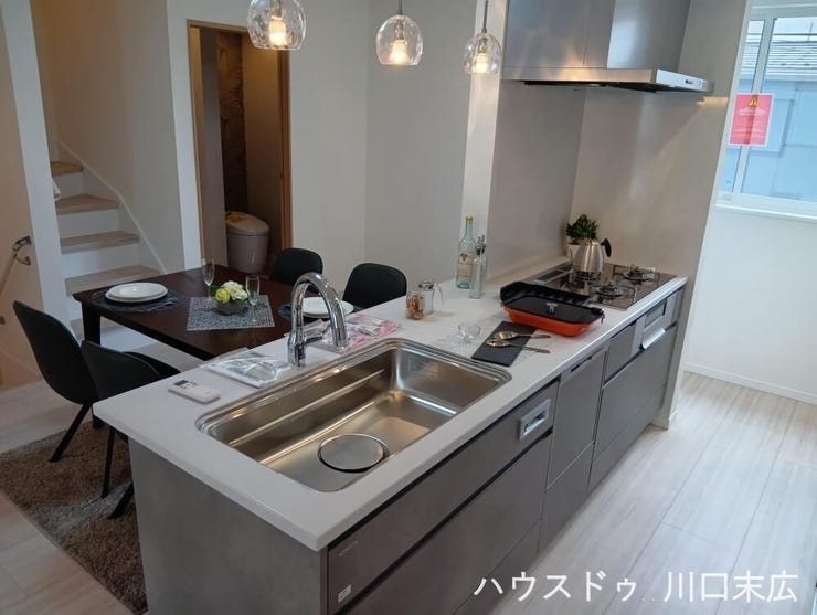 お手入れのしやすい形状を採用したステンレスシンク。浄水器一体型水栓や水切りラックを備え、日々の家事効率を高める実用的な機能が充実しています。