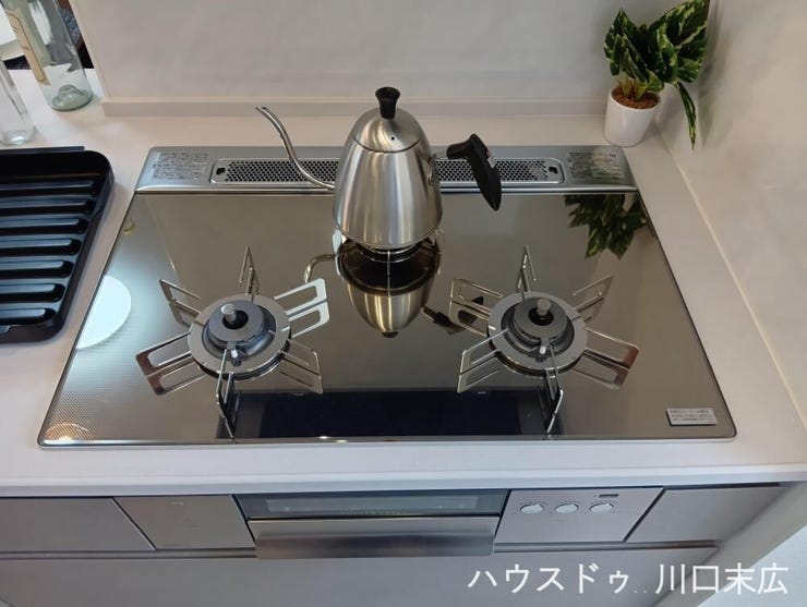 複数の調理を同時に進行できる三口ガスコンロ。フラットなガラストップはお手入れがしやすく、清潔なキッチン環境を保ちながらお料理の幅を広げます。