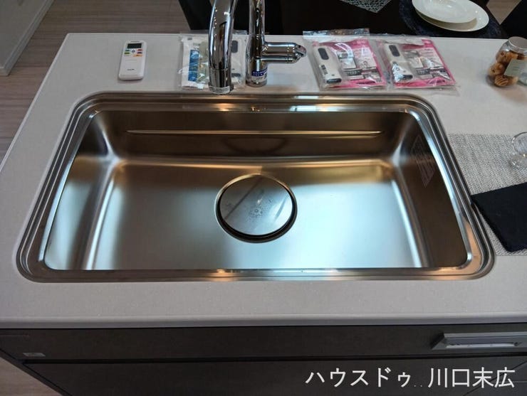 お手入れのしやすい形状を採用したステンレスシンク。浄水器一体型水栓や水切りラックを備え、日々の家事効率を高める実用的な機能が充実しています。