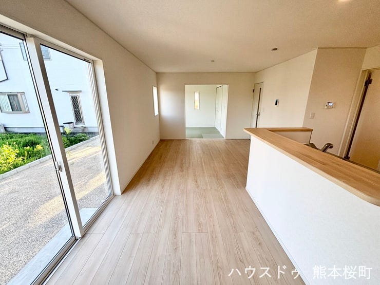 ■安らぎと笑顔の中心地■陽光が優しく降り注ぎ、会話が自然と弾む。ここでは、毎日が特別な時間へと変わります。