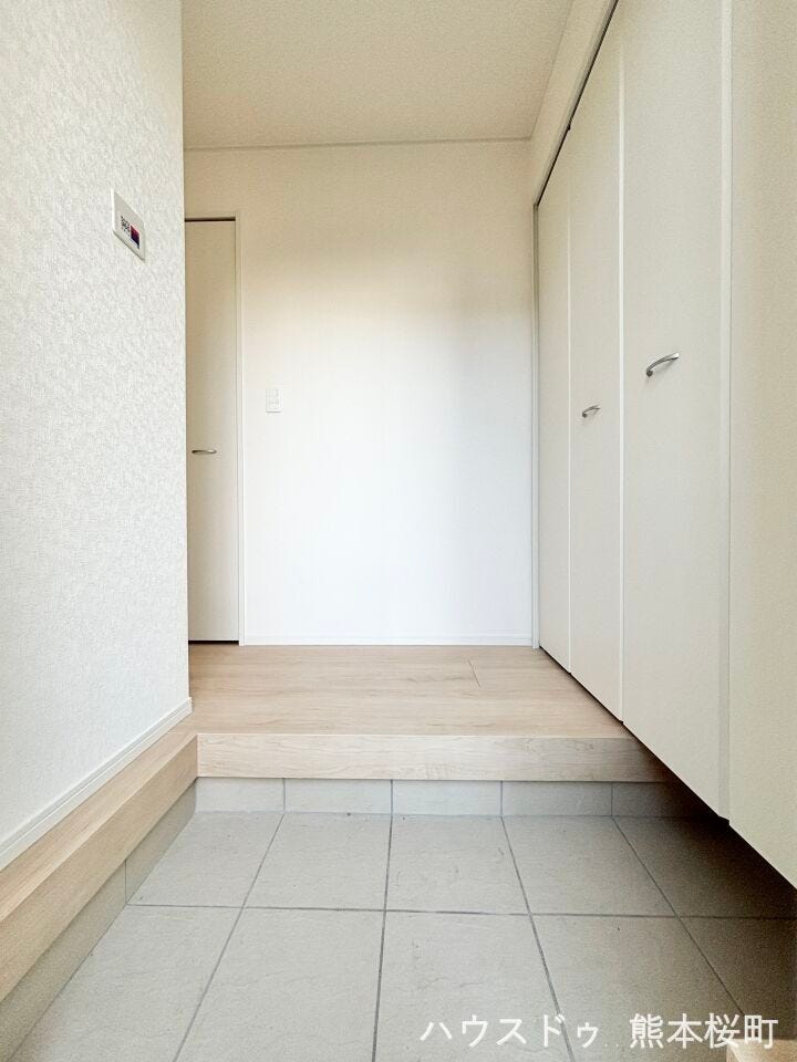 ■「しまう」が叶える美しい玄関■大容量のシューズボックスがあることでいつも整理された、気持ちの良い「家の顔」を保てます。
