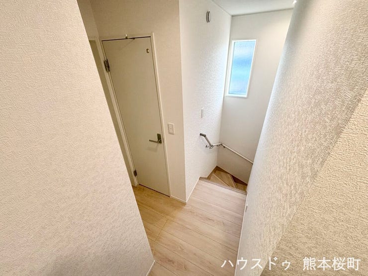 ■暮らしを繋ぐ、明るい動線■採光窓から光が差し込み、足元を優しく照らす。安全で快適な、家族の生活を支える縦の繋がりです。