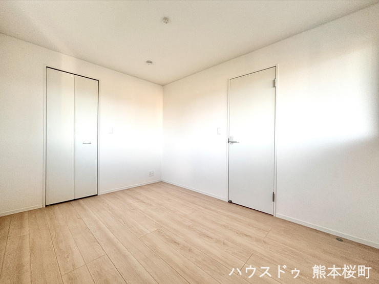 ■2階6帖洋室■寝室、書斎、趣味の部屋。家族の成長やライフスタイルに合わせ、様々な使い方ができる快適な空間です。