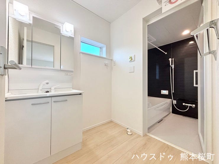 ■清々しいリフレッシュ空間■自分を磨き、気持ちを切り替える。心地よい光が差し込むプライベートスペース。