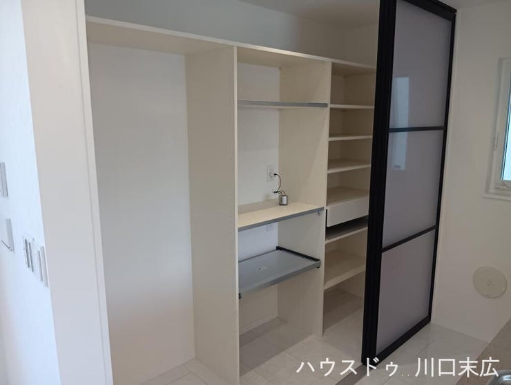 可動棚を備えた充実の収納スペース。生活感の出やすい日用品やストック類を機能的に整理整頓できる実用的な設備です。