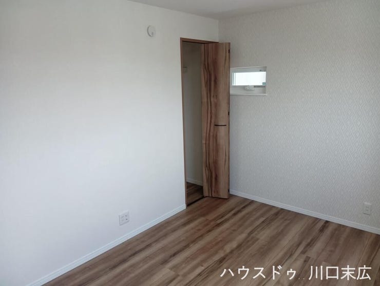 フローリング仕上げの居室空間。備え付けのクローゼットにより衣類をすっきりと収納でき、居住スペースを有効に活用できます。