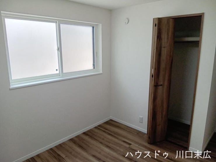 シンプルな内装で仕上げられた汎用性の高い個室。住まう方のライフステージに合わせて自在にレイアウトできる機能的な一部屋です。