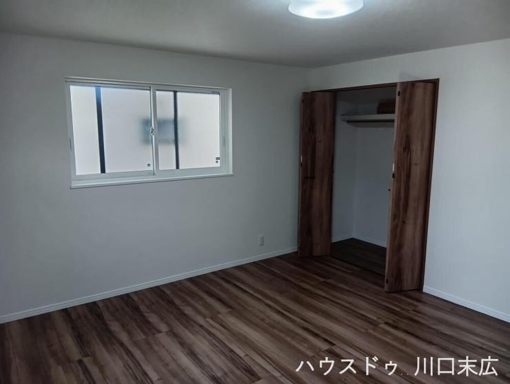 住まいの顔として訪れる人を品格ある佇まいで迎え入れるエントランス。シューズボックスを備え、整然とした空間を保ちます。