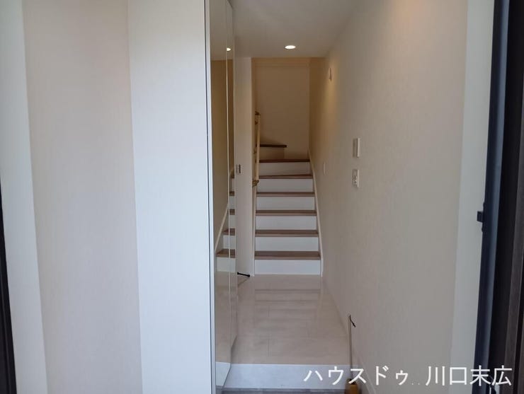 スタイリッシュな機能門柱には宅配ボックスを搭載。不在時でも荷物の受け取りが可能で、現代のライフスタイルに寄り添う設備です。