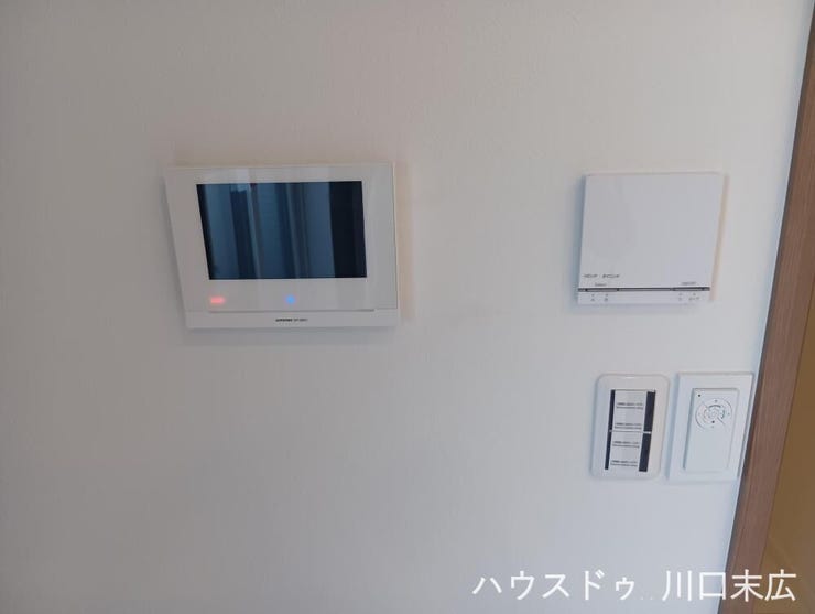 来客を映像と音声で確認できるモニター付きインターホン。家族の安全を見守り、日々の暮らしに安心感をもたらす設備です。