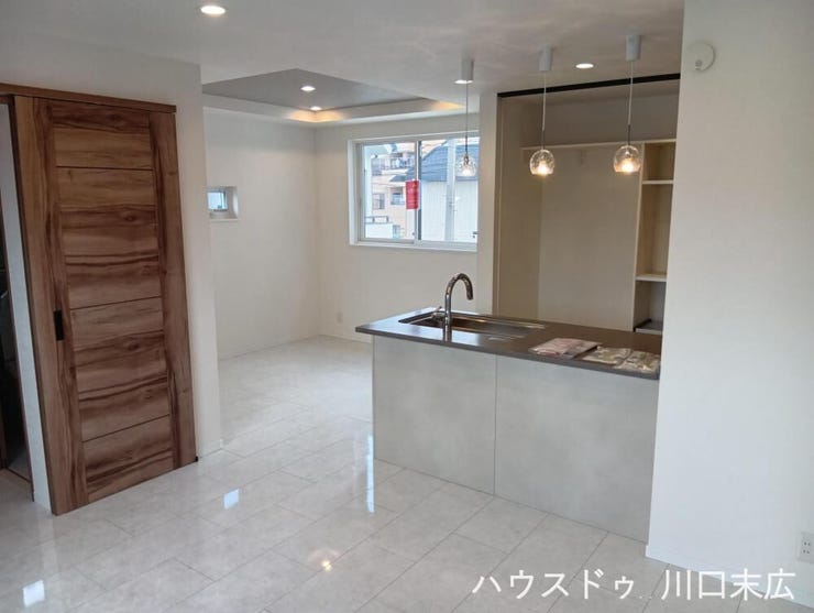 洗練された内装デザインが多様なライフスタイルに調和する居住空間。家族の憩いの場として、上質な時間を演出します