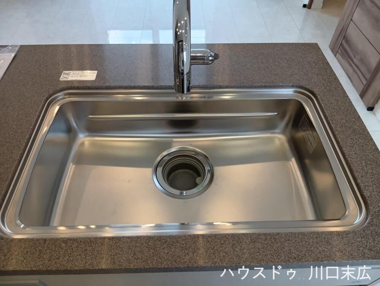 お手入れがしやすいステンレスシンク。浄水器一体型水栓を備え、毎日の調理や洗い物を快適にサポートする実用的な設備です