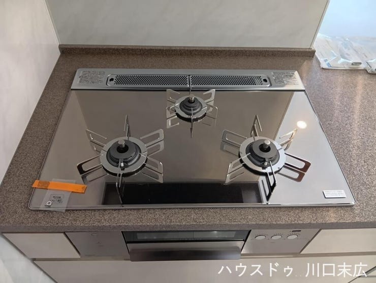 複数の調理を同時に進行できる三口ガスコンロ。フラットなトッププレートでお手入れもしやすく、清潔な状態を保てます。
