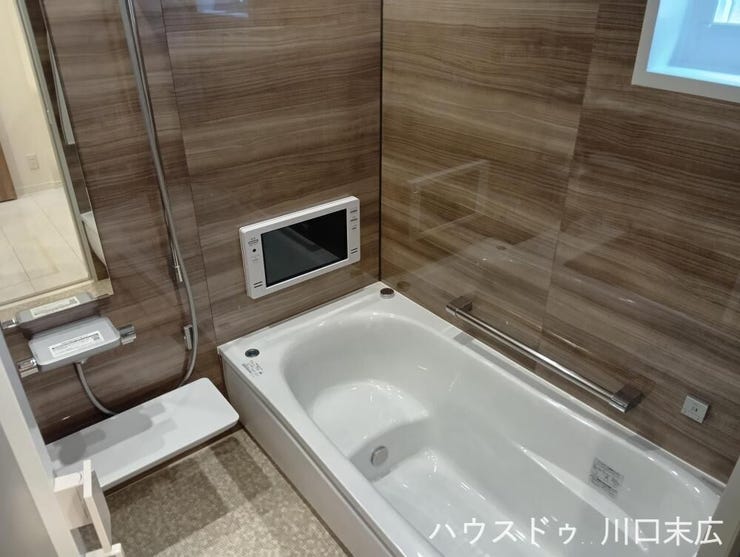 木目調のパネルが落ち着いた雰囲気を醸し出すバスルーム。一日の疲れを癒やす、至福のリラクゼーション空間を提供します。