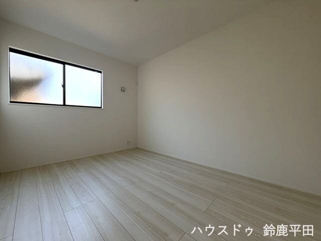 【東側約6帖洋室】シンプルな間取りで家具のレイアウトがしやすいのがいいですね。
