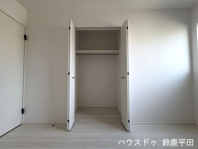 東側約6帖洋室に設置された収納スペース。ハンガーパイプがついているので衣服や日用品など用途に合わせて整理できます。