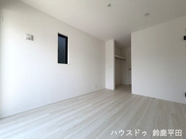 【南西側約6帖洋室】玄関近くのお部屋なので客間として使うのに便利です。もちろん客間以外にもお使いいただけます。