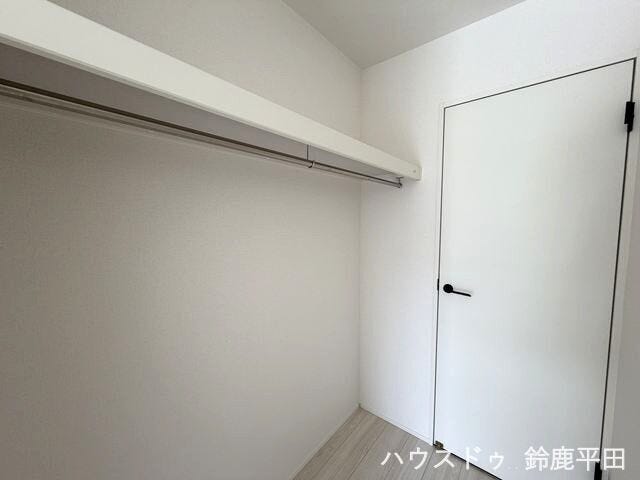 南西側約6帖洋室に設置されたウォークインクローゼット。広さがあるので、衣服のほかにバッグや日用品などもすっきり整理できます。