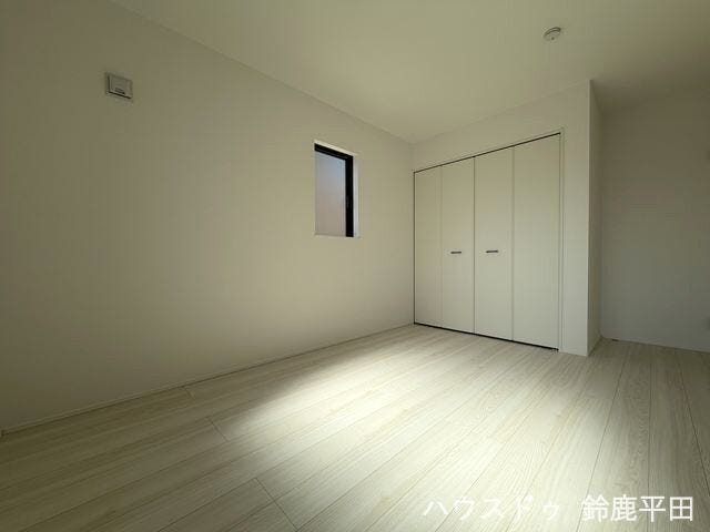 【北西側約6.5帖洋室】広さにゆとりがあり、寝室やワークスペースなどさまざまな用途に合わせて利用できます。