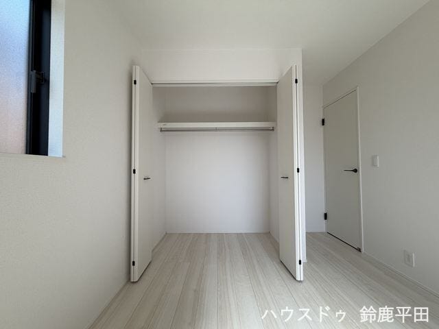北西側約6.5帖洋室に設置された収納スペース。奥行きがあるので大きな荷物も整理することができます。