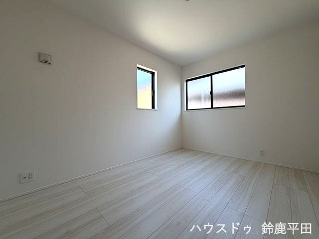 【北東側約6帖洋室】2面採光で明るい日差しが差し込み、過ごしやすい空間です。