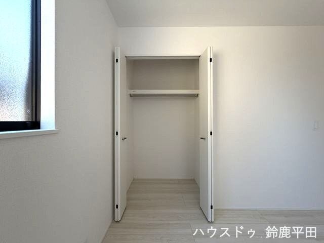 北西側約6帖洋室に設置された収納スペース。ハンガーパイプや上部には棚もついているので用途に合わせて整理できます。