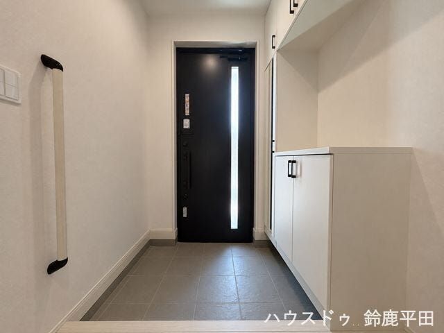 玄関に手すりが設置されており、お子様やお年寄りの方でも安心です。ウォークインクローゼットがあるので玄関周りをすっきり保つことができます。