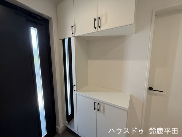 玄関に設置されたシューズインクローゼットです。大容量の収納スペースに加え、全身鏡もついているのでお出かけ前に身支度の確認ができます。