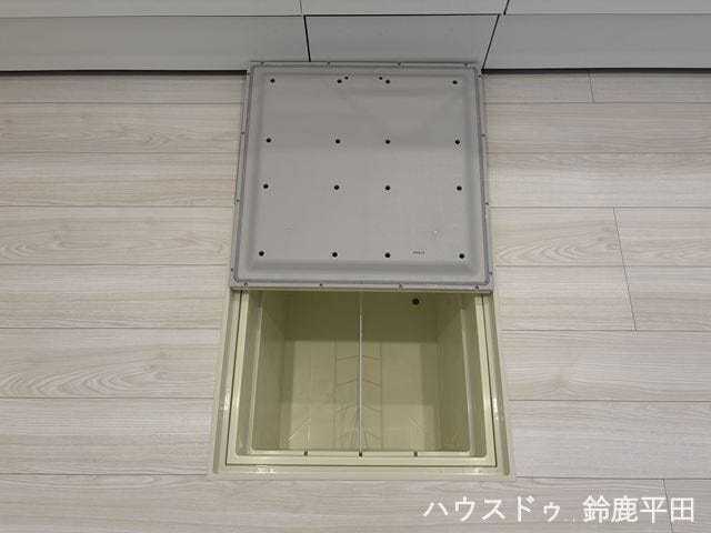 キッチンに備えた床下収納です。食品のストックや非常食など見せない収納ができるのが特徴です。