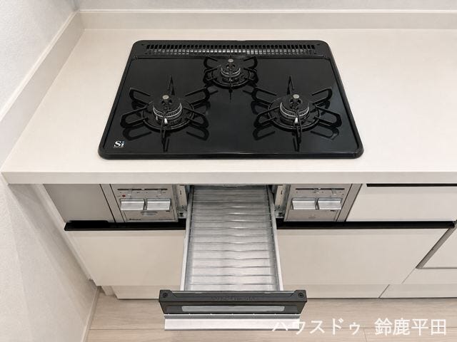 【三口コンロ、グリル】同時調理ができ、毎日の料理もはかどります。