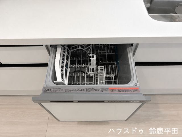【食器洗浄乾燥機】使い終わった食器をそのまま入れて洗浄し、乾燥までできる優れものです。