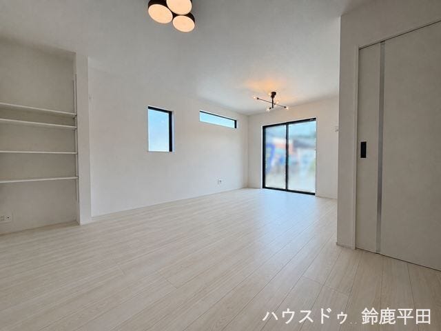 約17帖の開放感のあるLDKです。白を基調としたシンプルなデザインで、家具のレイアウトも自分好みに自由にできますね。