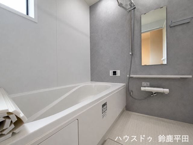 グレーの壁紙がアクセントの浴室です。追い炊き機能もついているので毎日ぽかぽかなお湯に浸かる事ができます。