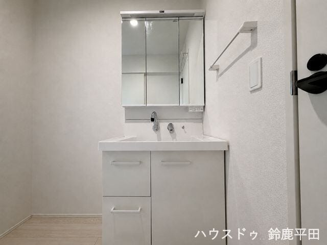 三面鏡と収納スペースを備えた洗面所です。毎日の身支度がスムーズにでき、日用品などもすっきり整理できます。