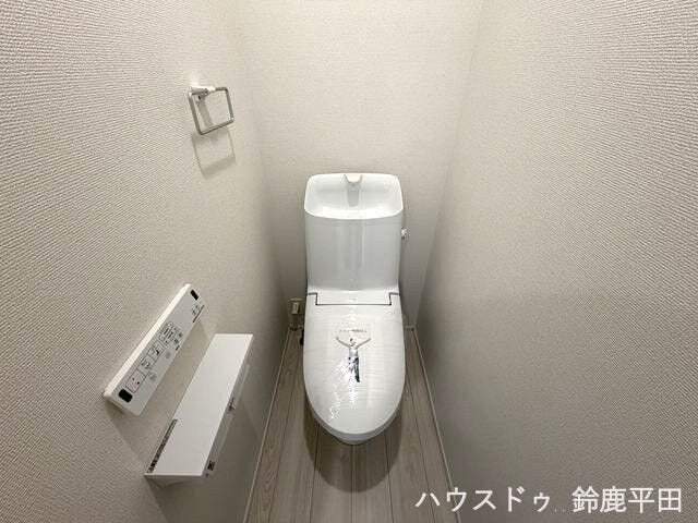 シンプルなデザインのトイレです。温水便座機能がついているので毎日快適にお使いいただけます。