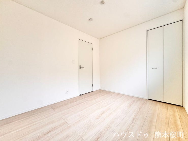 ■2階5.2帖洋室■寝室、書斎、趣味の部屋。家族の成長やライフスタイルに合わせ、様々な使い方ができる快適な空間です。