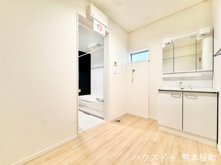 ■清々しいリフレッシュ空間■自分を磨き、気持ちを切り替える。心地よい光が差し込むプライベートスペース。