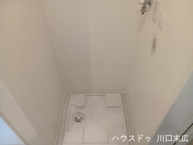 洗面室に設けられた洗濯機設置用の防水パン。万が一の水漏れを防ぐ実用的な設備で、周囲の床を美しく清潔に保ちながら安心して洗濯機を使用できます。