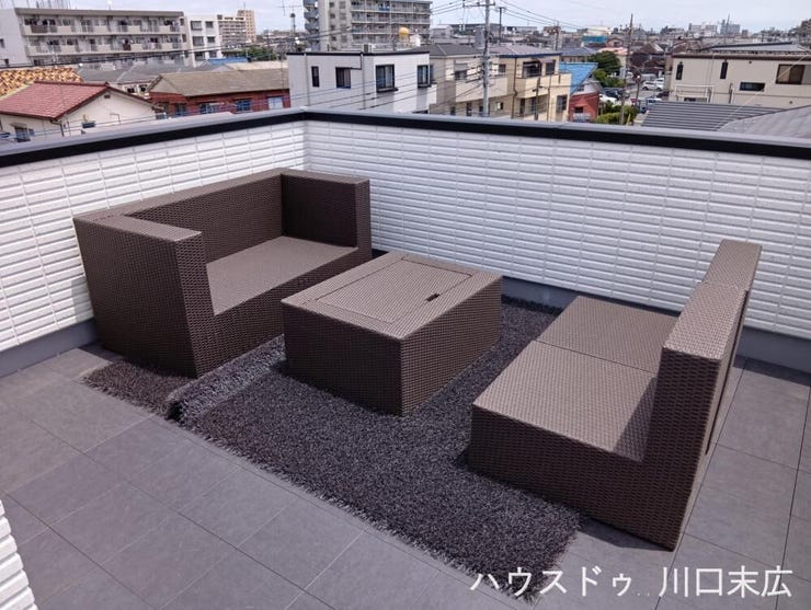 開放的な屋外の空気を感じられるルーフバルコニー。気分転換の場や趣味のスペースなど、住まう方のライフスタイルに合わせて多目的に活用できる屋外空間です。