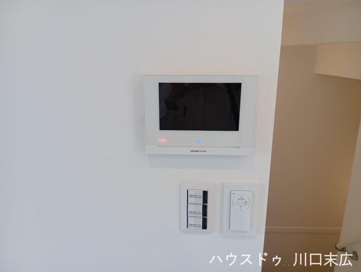 来客の姿を室内から映像と音声で確認できるモニター付きインターホン。家族の安全を見守り、日々の暮らしに高い安心感をもたらす、現代に不可欠な防犯設備です。