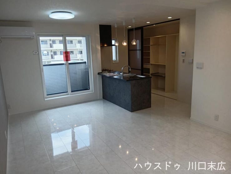 キッチンから居住空間全体を見渡せる開放的な設計。家事をしながらでも家族との会話が弾み、自然とコミュニケーションが深まる温かみのある造りです。