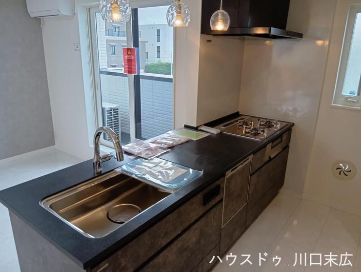 シックなカラーでまとめられたスタイリッシュなシステムキッチン。デザイン性と機能性を兼ね備え、毎日の調理時間をより快適で豊かなものへと高めてくれます。