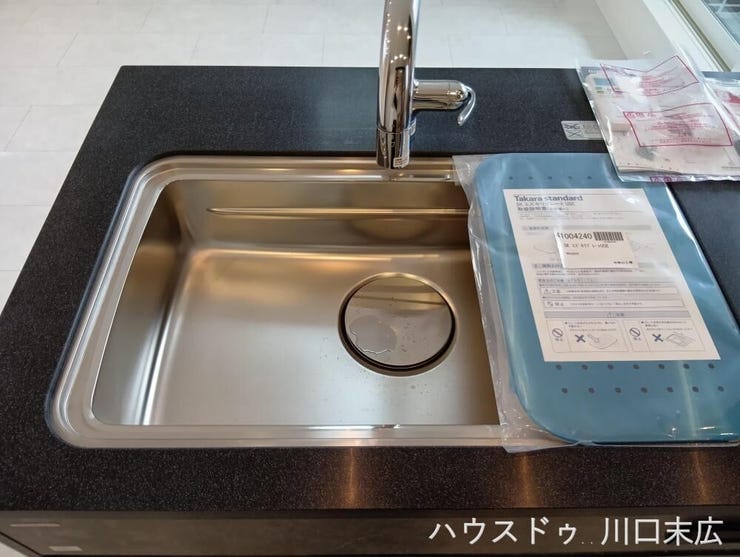 お手入れのしやすい形状を採用したステンレスシンク。浄水器一体型水栓を備え、毎日の調理や片付けをスムーズにサポートする実用的な設備が整っています。