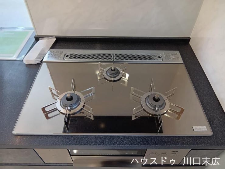 複数の調理を同時に進行できる便利な三口ガスコンロ。フラットなガラストップはお手入れがしやすく、クリーンなキッチン環境を保ちながら調理の幅を広げます。