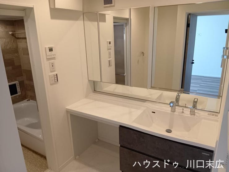 豊富な収納力と大きな三面鏡を備えた洗面化粧台。鏡裏収納には小物をすっきりと整理でき、洗面ボウル周りも扱いやすく、慌ただしい朝の身支度を快適にします。