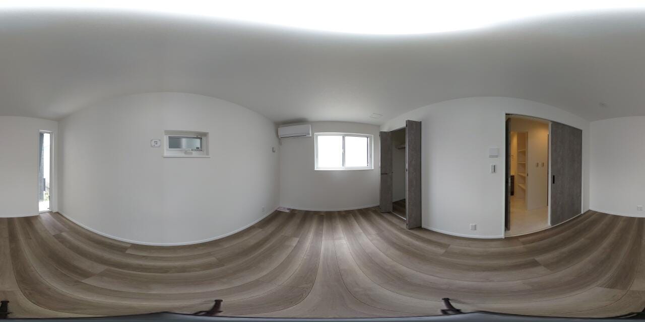 木目調のフローリングが温かみをもたらす居室。備え付けのクローゼットにより衣類をすっきりと収納でき、お好みのレイアウトで自分らしい空間を構築できます。