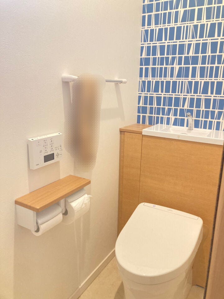 トイレは2ヶ所。1Fトイレはタンクレストイレで、お掃除も楽々です。収納スペースも充実しており、サニタリーグッズやお掃除グッズの収納にも◎