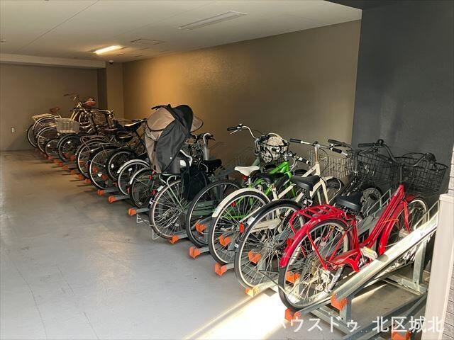 雨風を気にせず保管できる屋内駐輪場。大切な自転車を安心して保管できます。