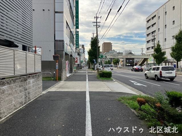 整備された歩道のある前面道路です。歩行者の方も安全に通行できる道路になっています。