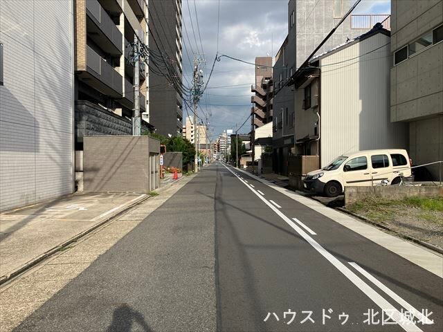 2台の車がすれ違うことが出来る道幅です。